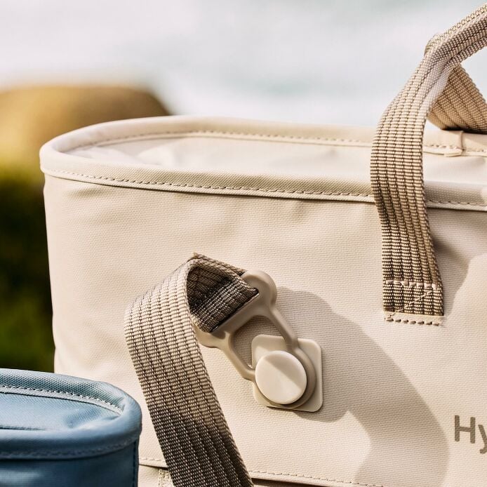 carryouttm-soft-cooler-tote-10-l-y0 hf_carryout_bouwer_d1_l1_torrey_pines_still_life_0123_4.jpg
